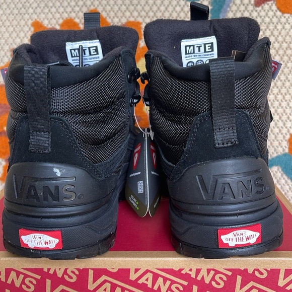 Vans WMNS Ultrarange Exo
Black/Black
VN0A4BVSBKA
Boots Sneakers - Picture 14 of 16